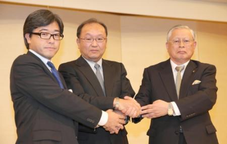 　春田ＤｅＮＡオーナー（左）熊崎コミッショナー（右）と握手するＮＰＢエンタープライズの新社長に就任する今村司氏