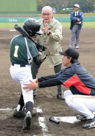 少年野球教室で打撃指導する巨人の長嶋茂雄終身名誉監督。右下は巨人ＯＢの篠塚和典氏