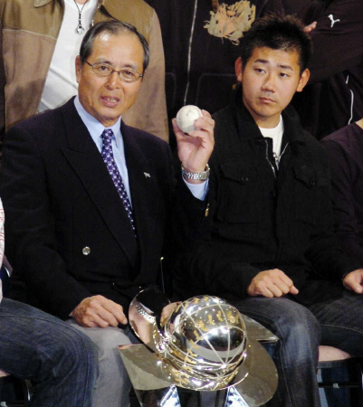 ソフトバンク入団が決定的な松坂大輔（右）と王貞治球団会長（写真は２００６年３月２２日、ＷＢＣ帰国会見）