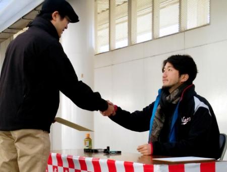 サイン会でファンと握手する石川（右）