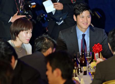 　授賞式で、石川佳純（左）と一緒に食事を楽しむ大谷（撮影・吉澤敬太）