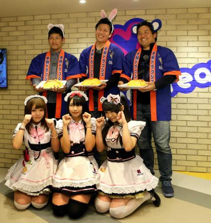 　テレビ番組の収録でメイドカフェを訪れ、店員たちと記念写真に納まる（後列左から）祖父江、大野、平田