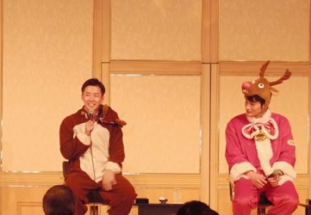 東京ドームシーズンシートオーナーパーティーでトナカイに仮装した日本ハム・斎藤佑（左）と中村