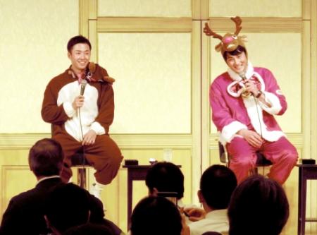 　東京ドームシーズンシートオーナーパーティーでトナカイに仮装した日本ハム・斎藤佑（左）と中村