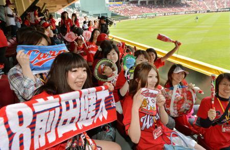 　マツダスタジアムを訪れた「関東カープ女子　野球観戦ツアー」の参加者ら＝５月１０日、広島市