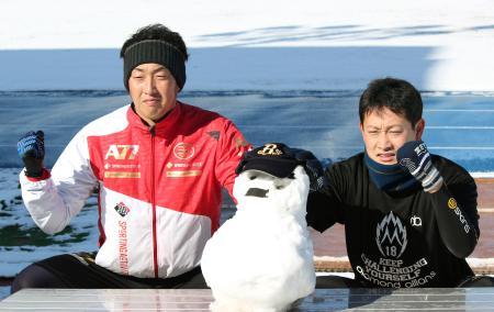 　自主トレーニングを公開し、雪だるまを前にポーズをとるオリックスの平野佳（左）と岸田＝京都府久御山町