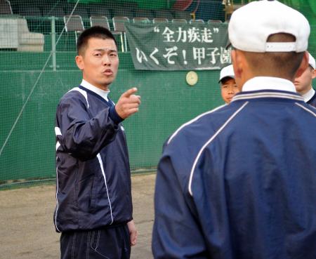 　甲子園を目指し、選手にアドバイスを送る観音寺中央・土井監督（左）
