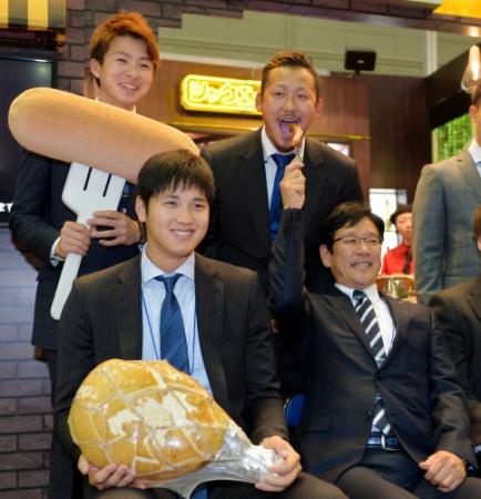 　ニッポンハムグループ展示会で笑顔を見せる（前列左から）大谷、栗山監督。（後列左から）上沢、中田＝幕張メッセ