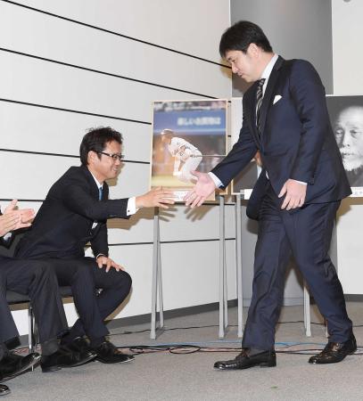 　ゲストの野茂英雄氏（右）と笑顔で握手する