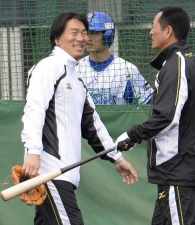 ＤｅＮＡ・中畑監督（右）と投手として対決した松井秀喜さん＝宜野湾市立野球場
