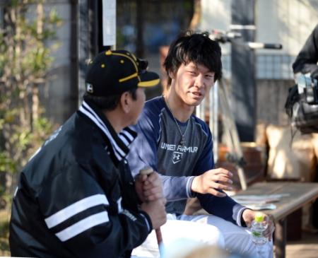ベンチに座り、佐藤コーチ（左）と話し込む武田