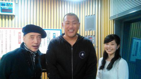 　テリー伊藤（左）の番組に出演した清原氏（中央）とニッポン放送の東島衣里アナウンサー