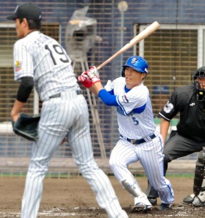 　１回、倉本は藤浪から右翼線に２点適時二塁打を放つ（撮影・吉澤敬太）