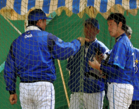 ＤｅＮＡの柿田（右）は投球練習を終え、中畑監督からアドバイスを受ける