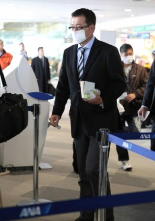 　マスク姿で大阪に移動する巨人の原監督＝新千歳空港