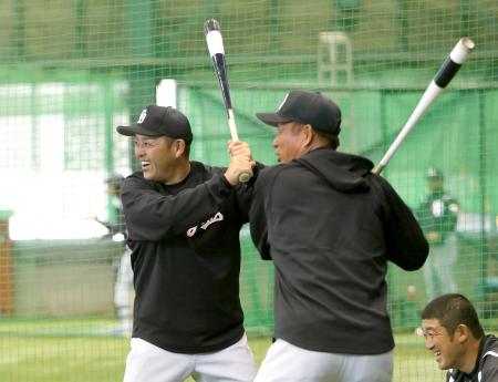 　辻コーチと並んでバットを構える谷繁監督兼選手（左）