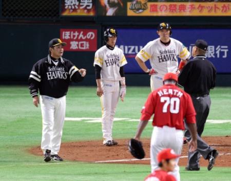 　一度は本塁打と判定された柳田の打球について審判に詰め寄る工藤監督（左端）