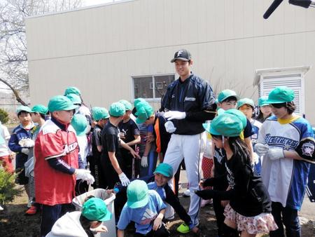 地域貢献活動の一環として札幌市内の小学校を訪問。清掃活動を行った日本ハム・大谷
