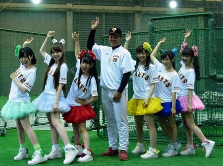 照れくさそうに乙女新党と投球ポーズをする巨人の岡本和真選手（中央）＝ジャイアンツ球場