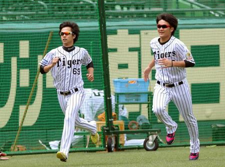 並んで走り込む（左から）島本と松田