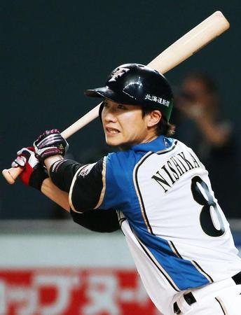 　９回日本ハム１死一塁、西川が左越えにサヨナラ二塁打を放つ＝札幌ドーム