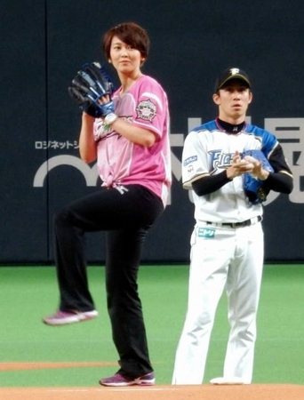 始球式を務めたカーリングのソチ五輪日本代表の吉村紗也香