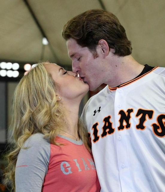 3勝目を挙げローレン夫人とキスを交わすマイコラス