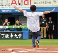 始球式で、打席に立った具志堅用高は、ワンバウンドの球に空振りした後、三塁を目指して走り出し、三塁を踏んでから本塁へ戻り大喜び＝ＱＶＣ（撮影・吉澤敬太）