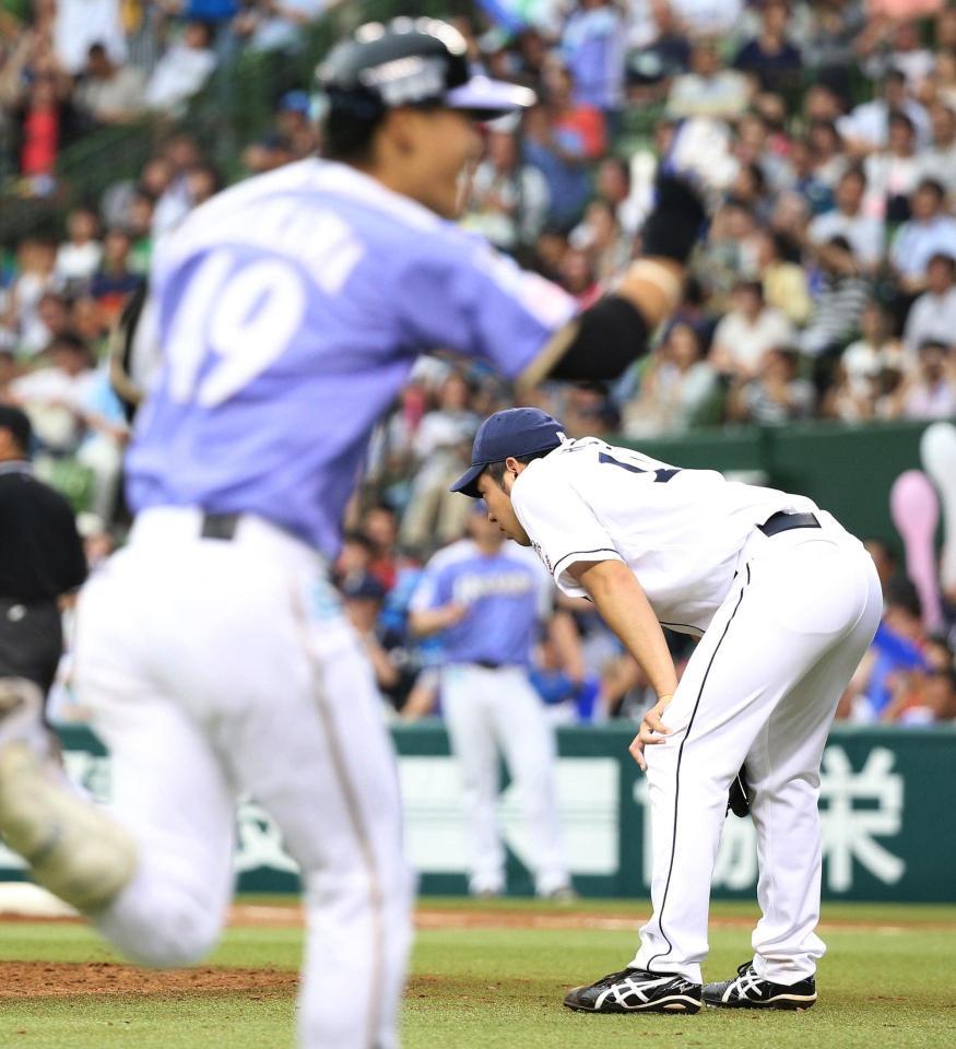 　７回、石川慎（左）に先制本塁打を浴びる菊池