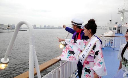 東京湾納涼船でチャス船長に見どころを案内する橘みずほ（手前）