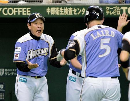 ４回日本ハム２死満塁、ブランドン・レアードは右越えに満塁ホーマーを放ち、栗山英樹監督（左）に驚き顔で迎えられる＝東京ドーム（撮影・西岡正）