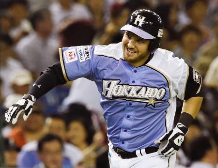 　４回、満塁本塁打を放ち、笑顔で本塁に向かう日本ハムのレアード＝東京ドーム