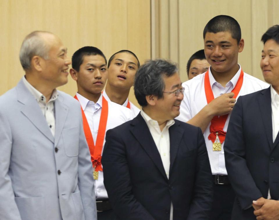 　東京都の舛添知事（左）を表敬訪問した早実の清宮幸太郎内野手（右から２人目）