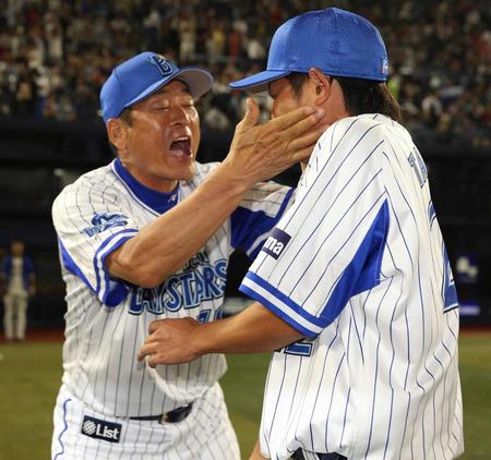 　試合後、勝利投手の高崎を祝福する中畑監督（左）