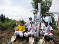 アオダモの木、植樹に出席した日本ハム・栗山監督＝栗の樹ファーム