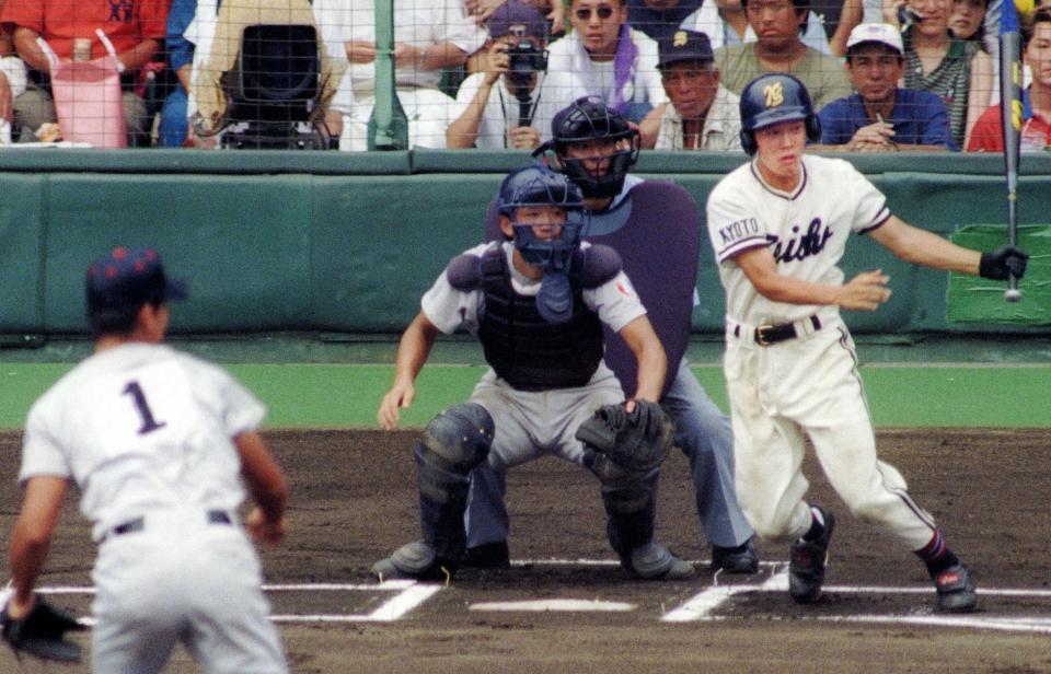 決勝戦で横浜・松坂（左）と対戦した京都成章・澤井＝１９９８年８月２２日、甲子園