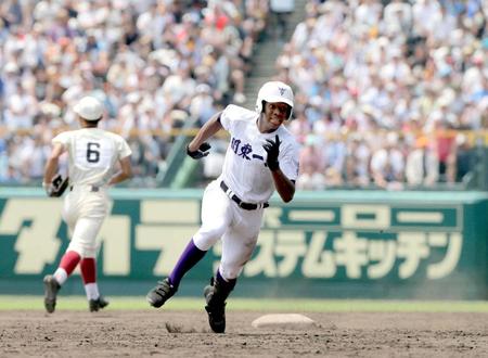 　３回、関東第一・オコエは走者一掃の適時三塁打を放つ（撮影・山口　登）