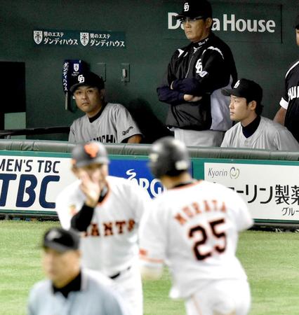　４回、３ランを放ち三塁を回る巨人・村田（２５）をベンチの奥から見つめる中日・谷繁監督兼選手（左）
