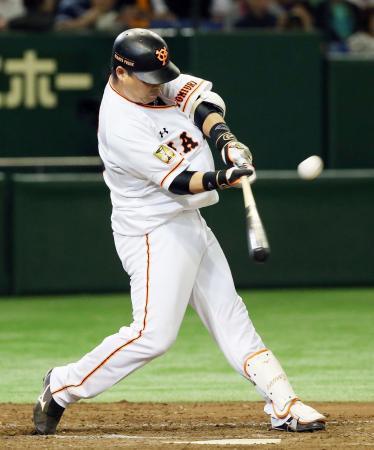 　５回巨人１死、村田が右越えに勝ち越し本塁打を放つ＝東京ドーム