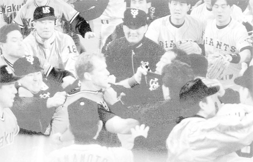 本塁クロスプレーで乱闘になり止めに入る長嶋監督（中央）＝１９９３年６月８日、富山市民球場