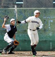 ２回早実一死三塁、清宮幸太郎は右越え２ランを放つ＝東京・多摩一本杉球場（撮影・西岡正）