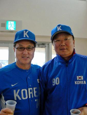 　韓国代表の投手コーチを務める宣銅烈氏（右）