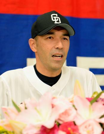 　記者会見で現役引退を表明する中日の和田一浩外野手＝１９日、ナゴヤドーム