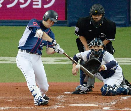 　オリックス戦の２回、西武の秋山翔吾外野手が右中間を破る２点三塁打を放ち、日本選手最多となるシーズン２１１安打を達成＝３０日、京セラドーム大阪