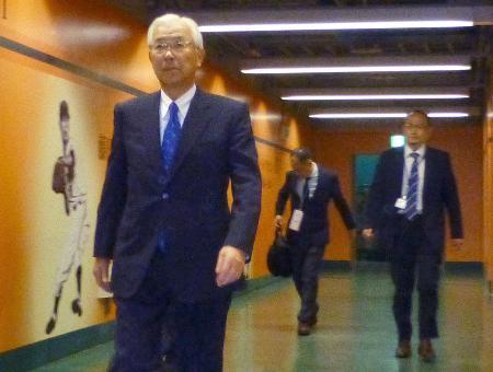 　野球賭博問題を選手に説明するため、東京ドームを訪れた巨人の白石興二郎オーナー（左）＝６日午後