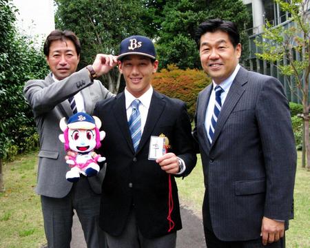 　加藤編成部長（右）、中川スカウトグループ長（左）からあいさつを受けた青学大・吉田