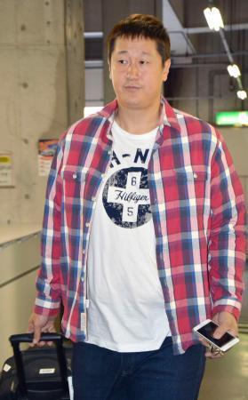 　ヤフオクドームを訪れたソフトバンクの李大浩内野手＝３１日午後、福岡市
