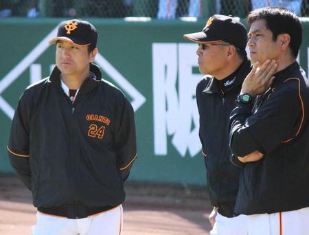 　村田コーチ（中央）らと秋季練習を見守る高橋監督（左）