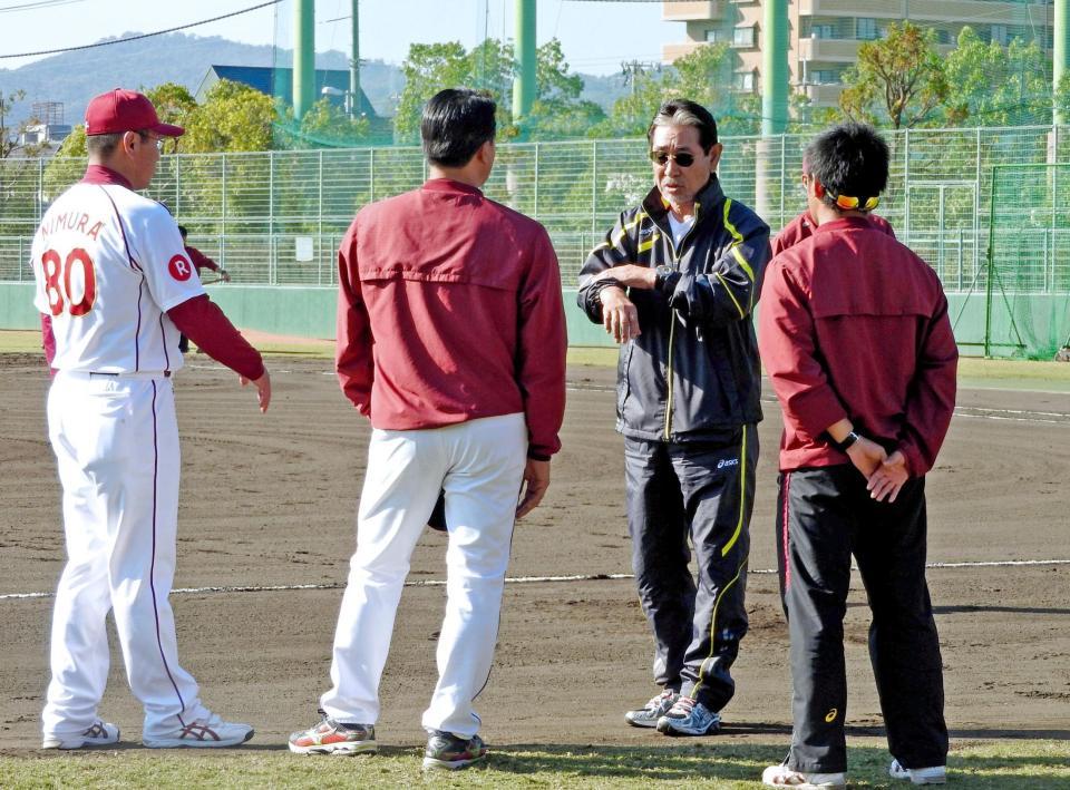 　グラウンドで（左から）仁村コーチ、与田コーチらと話し込む星野球団副会長（中央右）