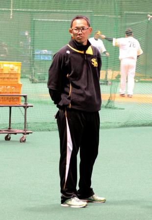 会見後、ジャージーに着替えて練習を見る関川１軍野手総合巡回コーチ